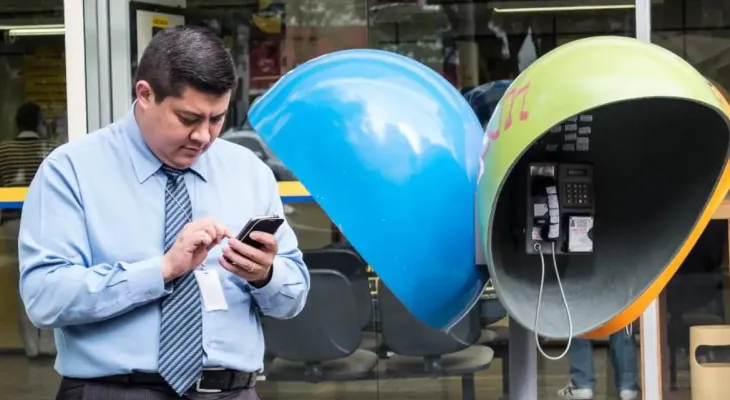 O fim dos orelhões: telefones públicos serão extintos até 2028 e ainda resistem no Paraná