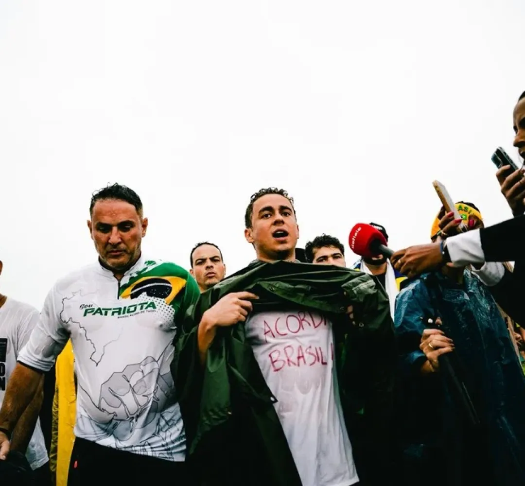 Nikolas Ferreira chega a Brasília em marcha por anistia e reforça segurança pessoal
