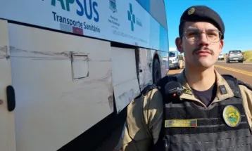 Acidente em Cascavel expõe ônibus da Prefeitura de Assis Chateaubriand com licenciamento vencido