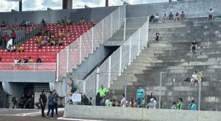Torcida do Coritiba reclama de falta de água no setor visitante do Estádio Olímpico