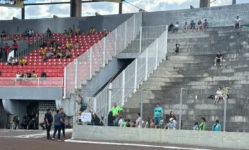 Torcida do Coritiba reclama de falta de água no setor visitante do Estádio Olímpico