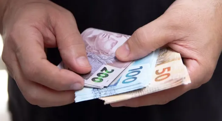 Salário mínimo sobe para R$ 1.621 em 2026; veja quando começa a valer