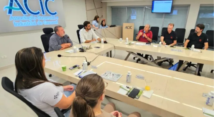 Dilvo Grolli apresenta novidades do 38º Show Rural Coopavel à diretoria da Acic