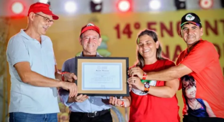 Professor Lemos homenageia Movimento dos Trabalhadores Rurais Sem Terra