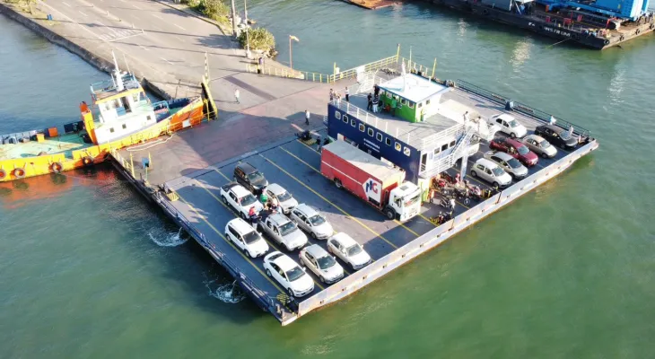 Fila, calor e espera: Ferry Boat trava travessia no Litoral do Paraná