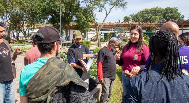 Fazendas Urbanas do Cajuru e da CIC ensinam tudo sobre plantio e colheita