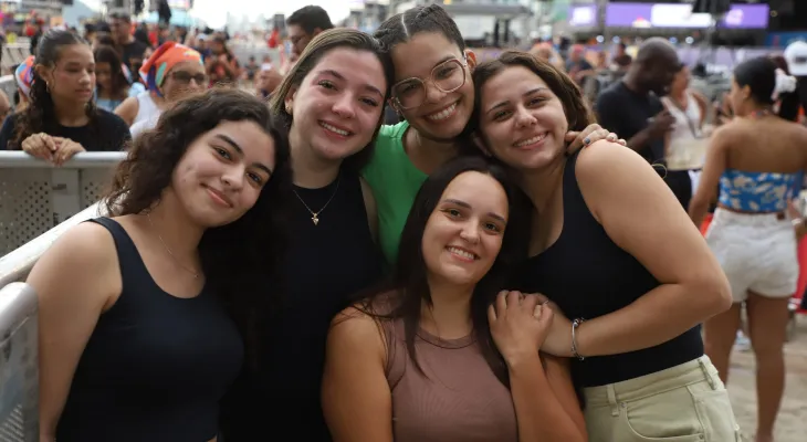 Fãs formam fila na areia e passam a noite à espera do show de Ana Castela em Matinhos