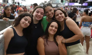 Fãs formam fila na areia e passam a noite à espera do show de Ana Castela em Matinhos