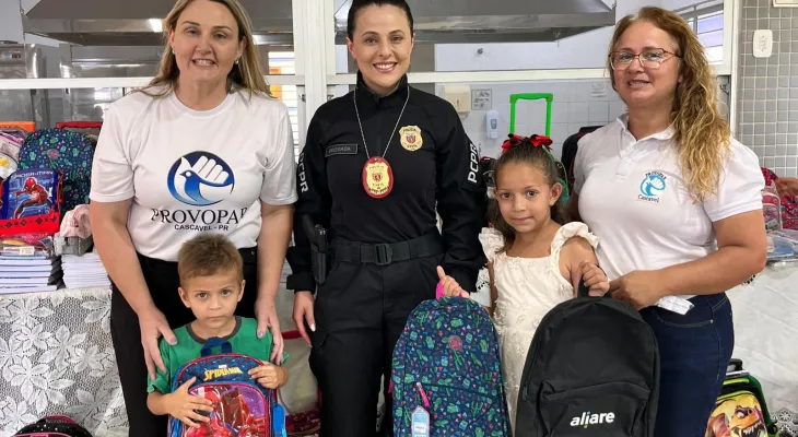 Provopar entrega kits de material escolar para crianças em situação de vulnerabilidade, em Cascavel