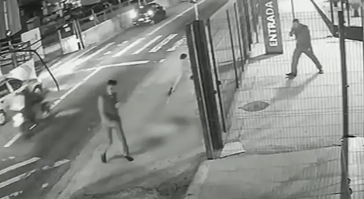 Homem mata cachorro a tiros em ponto de ônibus em São Paulo