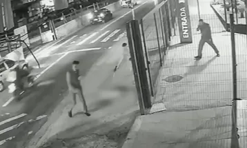 Homem mata cachorro a tiros em ponto de ônibus em São Paulo