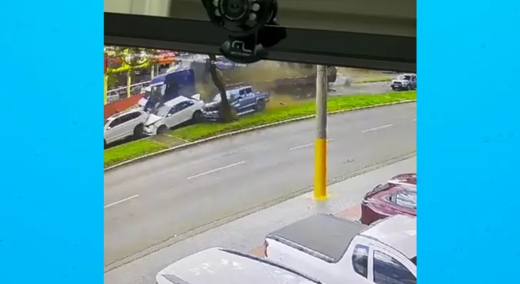 Carreta descontrolada provoca grave acidente em Chapecó; veja vídeo