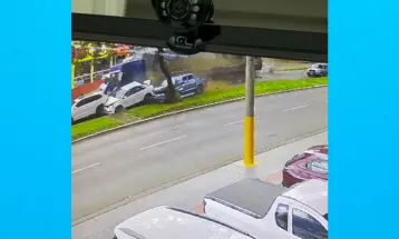 Carreta descontrolada provoca grave acidente em Chapecó; veja vídeo