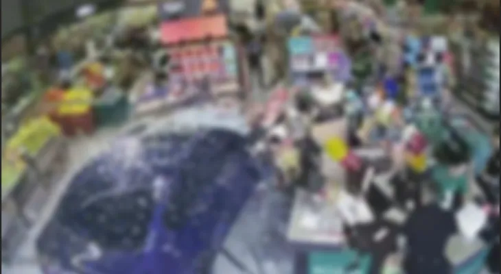 Carro desgovernado invade supermercado e deixa idosa e criança feridas no Centro de Cascavel; veja o vídeo