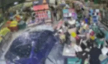 Carro desgovernado invade supermercado e deixa idosa e criança feridas no Centro de Cascavel; veja o vídeo