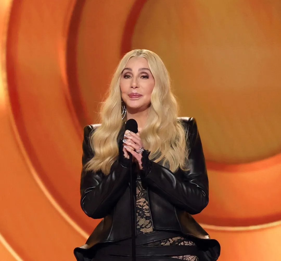 Cher cria momento memorável no Grammy 2026 ao anunciar nome errado do vencedor