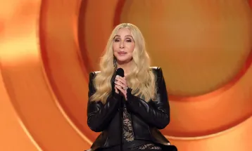 Cher cria momento memorável no Grammy 2026 ao anunciar nome errado do vencedor