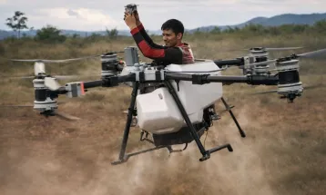 Piloto sobe em drone agrícola de quase R$ 300 mil e levanta voo em equipamento de pulverização