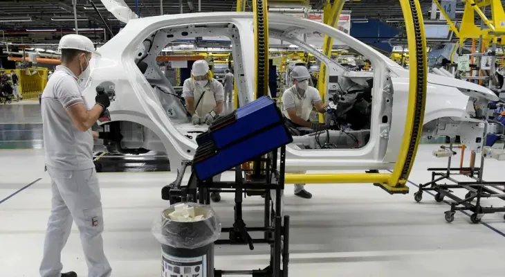 Juros altos freiam indústria, que cresce apenas 0,6% em 2025