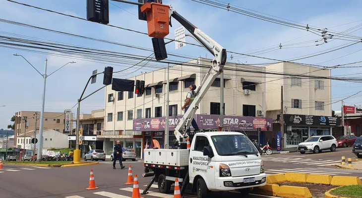 Mudanças em semáforos alteram conversões e ampliam tempo de sinal verde em Toledo