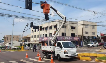 Mudanças em semáforos alteram conversões e ampliam tempo de sinal verde em Toledo