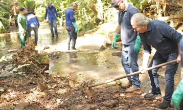Prefeitura retira mais de 15 toneladas de entulhos em limpeza do Rio Quati