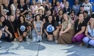 Unapi leva idosos ao barracão da Mocidade Azul e antecipa clima de Carnaval em Curitiba