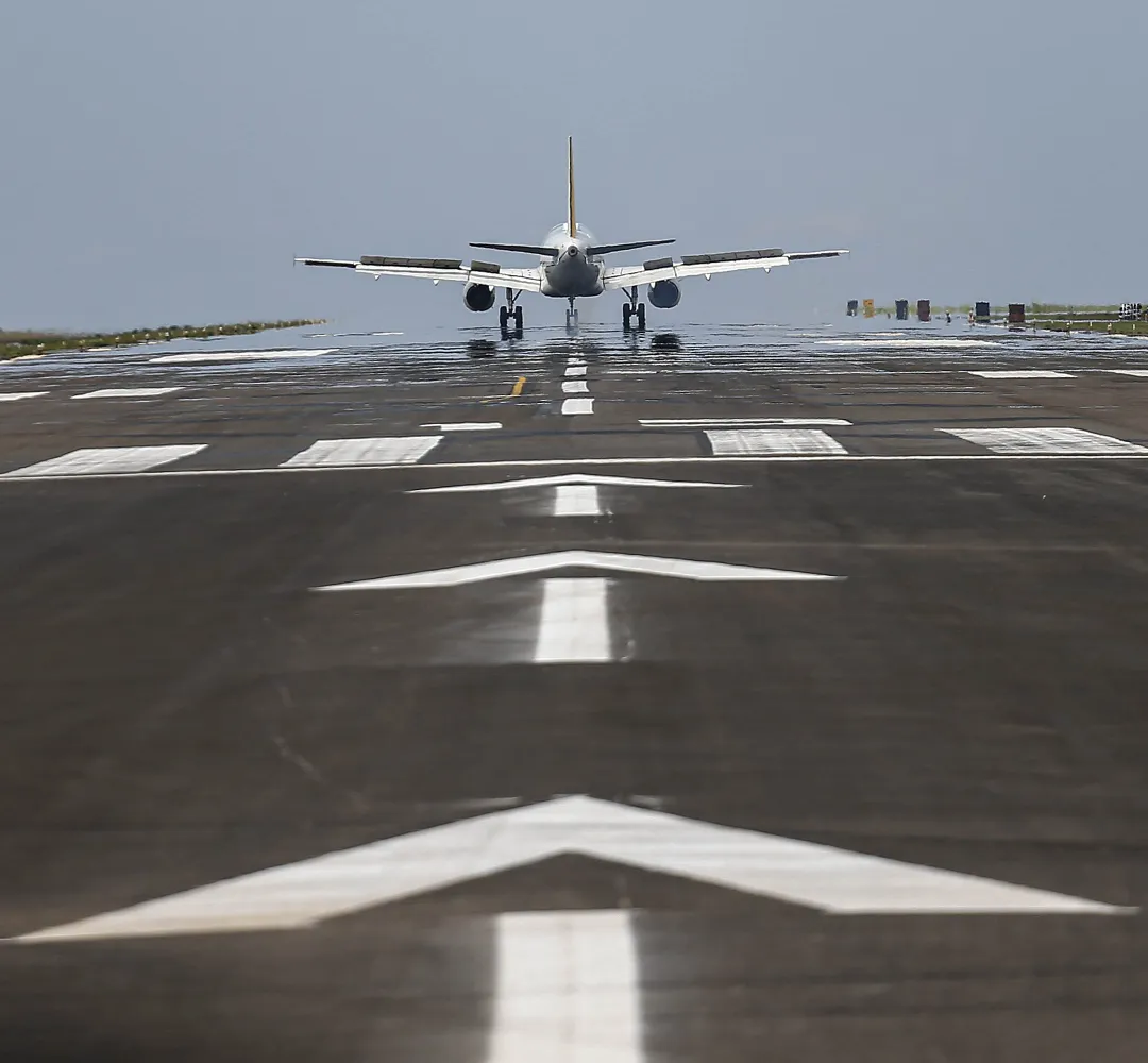 Privatizado e milionário, aeroporto de Foz fecha pista duas vezes por buracos e deixa passageiros no prejuízo
