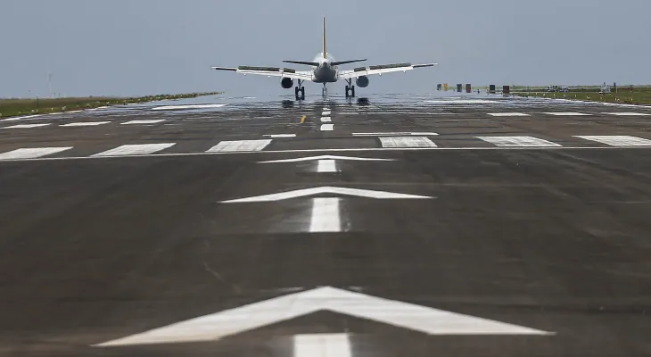 Privatizado e milionário, aeroporto de Foz fecha pista duas vezes por buracos e deixa passageiros no prejuízo