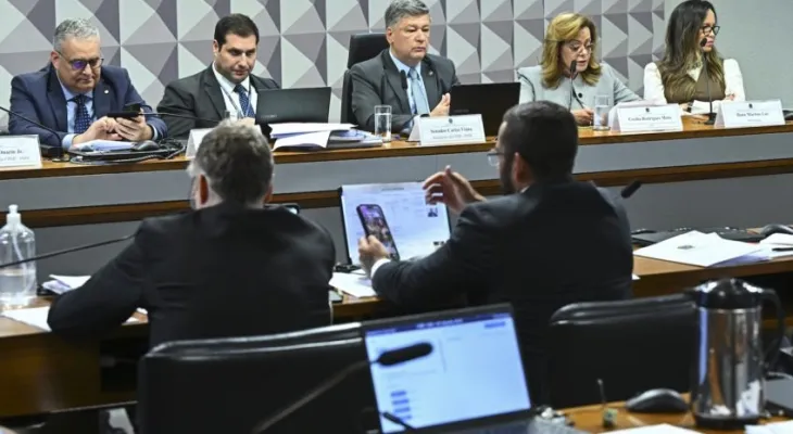 Presidente da CPMI do INSS critica direito ao silêncio antes de depoimento de investigado