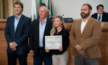 Câmara aplaude empresa do transporte sob histórico de CPI e denúncias