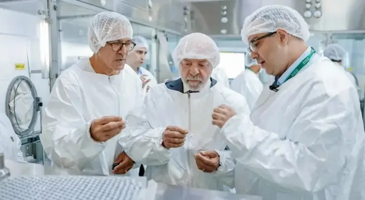 Profissionais do SUS começam a receber vacina nacional contra a dengue