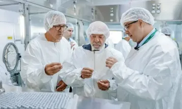 Profissionais do SUS começam a receber vacina nacional contra a dengue