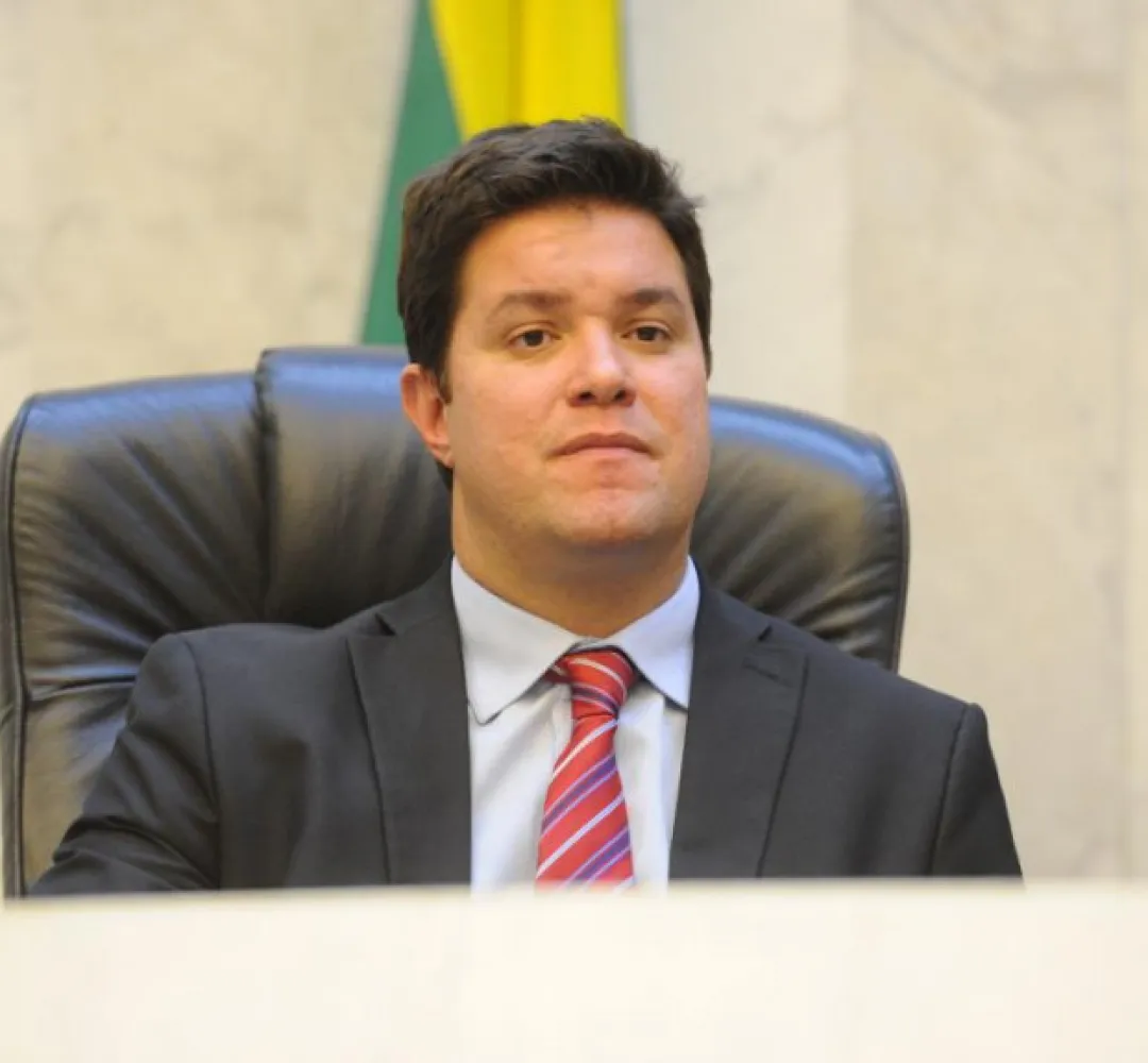 Vereador menciona repasse milionário e Câmara concede título honorário a Guto Silva