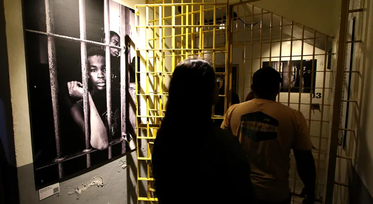 Exposição sobre sistema prisional é reaberta no MIS-PR com entrada gratuita