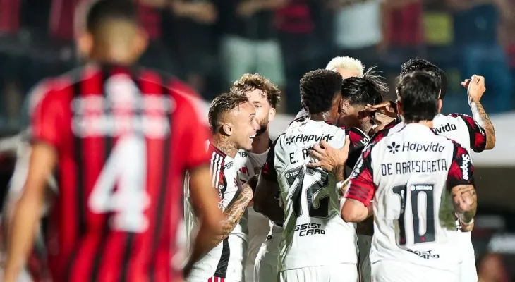 Flamengo vence o Vitória fora de casa e conquista primeira vitória no Brasileirão