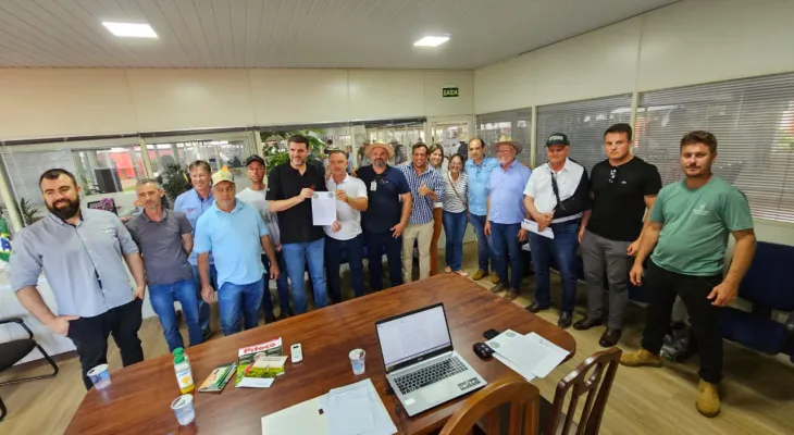 Produtores de leite criam associação no Paraná para enfrentar crise histórica do setor