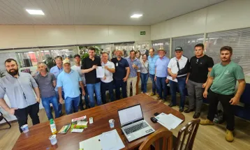 Produtores de leite criam associação no Paraná para enfrentar crise histórica do setor