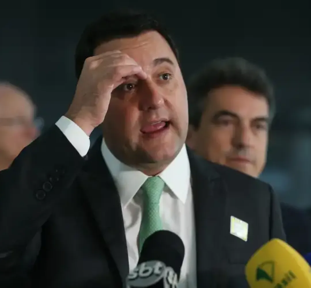 Disputa interna no PSD faz Ratinho acionar aliados mesmo em férias nos EUA