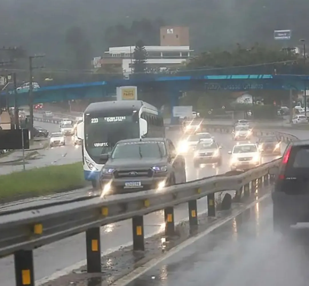 SC tem alerta vermelho para alagamentos e deslizamentos na capital