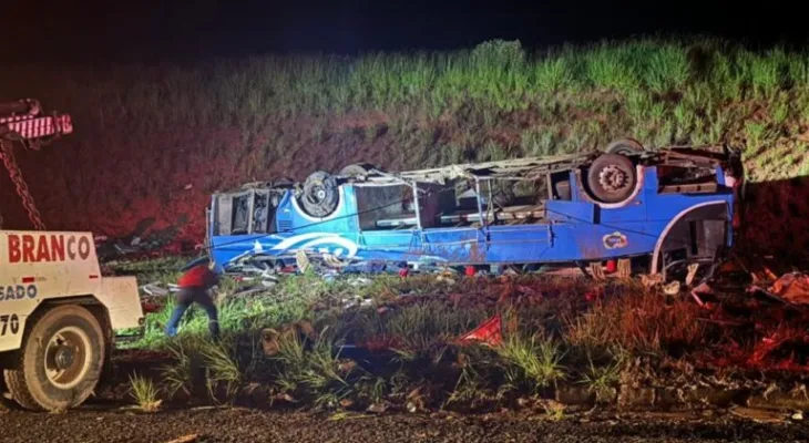 Acidente com ônibus deixa seis mortos e mais de 30 feridos na BR-153