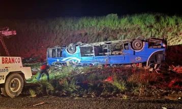 Acidente com ônibus deixa seis mortos e mais de 30 feridos na BR-153