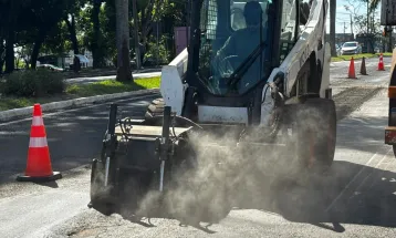 Primeiro trecho da recuperação asfáltica na Avenida das Cataratas é concluído e obras seguem na via