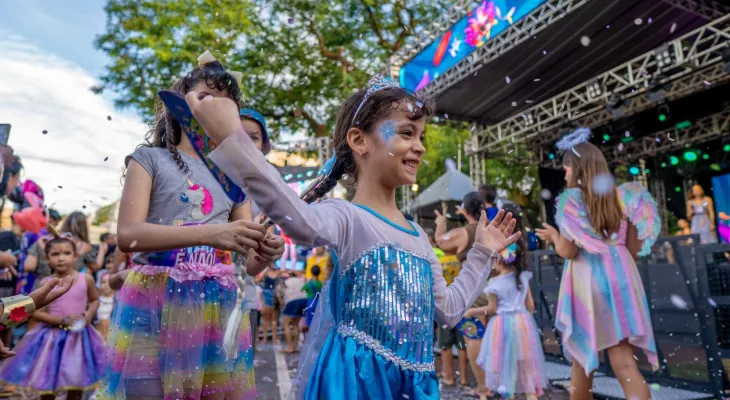 Entre marchinhas e grandes shows, FozFolia leva milhares à Praça da Paz