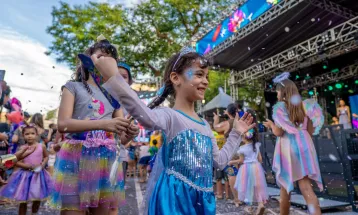 Entre marchinhas e grandes shows, FozFolia leva milhares à Praça da Paz