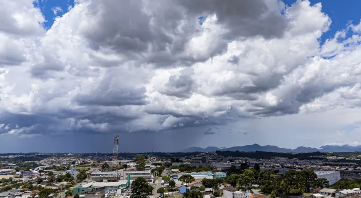 Calor e risco de temporais marcam a quarta-feira no Paraná