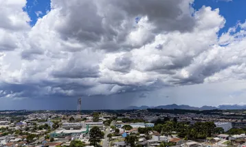 Calor e risco de temporais marcam a quarta-feira no Paraná