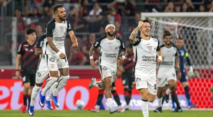 Corinthians vence o Athletico na Arena e sobe para 5º no Brasileirão
