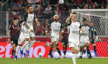 Corinthians vence o Athletico na Arena e sobe para 5º no Brasileirão
