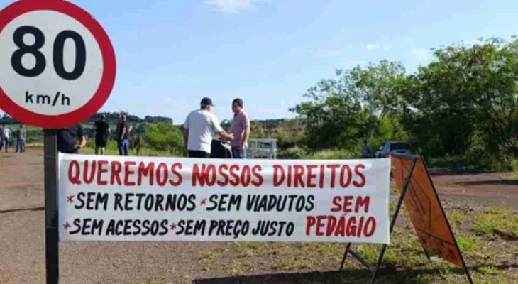 Protesto contra pedágio na BR-163 reúne moradores e agricultores indignados com tarifas e obras inacabadas